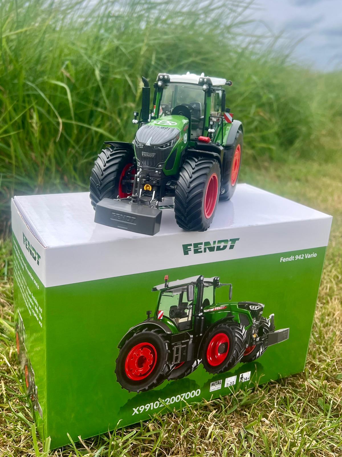 Fendt 942 1:32 Scale Model